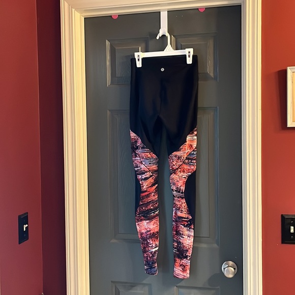 Size 4 Lululemon leggings pink and black - Picture 2 of 4